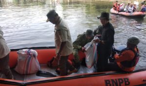 Wali Kota Bogor, Dedie A Rachim bersama Dirjen Kemedagri bidang adminitrasi wilayah saat membersihkan sampah di kawasan situ gede Bogor, Foto/Maya Melina