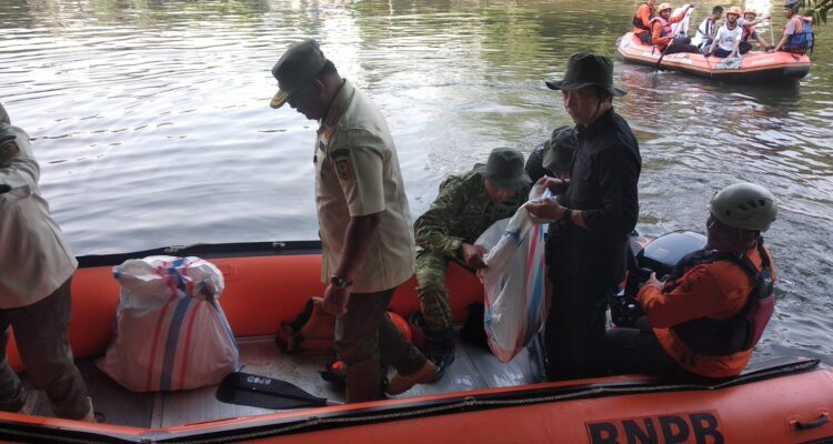 Wali Kota Bogor, Dedie A Rachim bersama Dirjen Kemedagri bidang adminitrasi wilayah saat membersihkan sampah di kawasan situ gede Bogor, Foto/Maya Melina