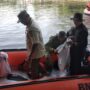 Wali Kota Bogor, Dedie A Rachim bersama Dirjen Kemedagri bidang adminitrasi wilayah saat membersihkan sampah di kawasan situ gede Bogor, Foto/Maya Melina