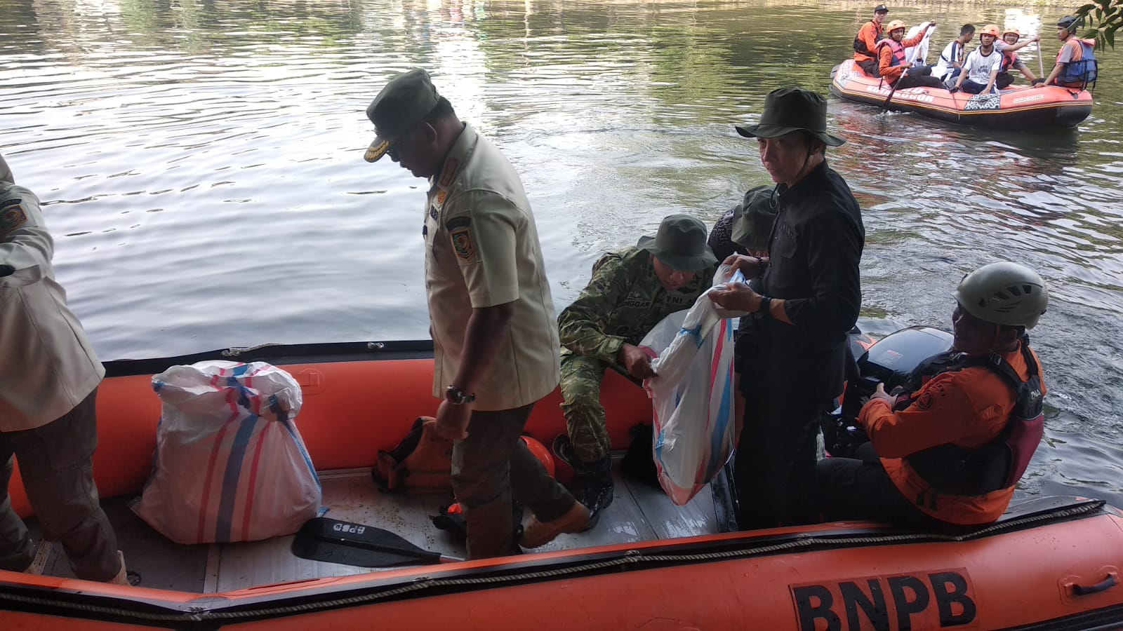 Wali Kota Bogor, Dedie A Rachim bersama Dirjen Kemedagri bidang adminitrasi wilayah saat membersihkan sampah di kawasan situ gede Bogor, Foto/Maya Melina