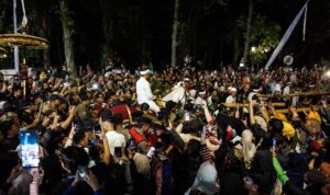 Lautan manusia saat menyaksikan menyaksikan kemegahan Kirab Budaya Milangkala Tatar Sunda, Jumat (8/5/2026) malam, Foto/Diskomonfo Kota Bogor
