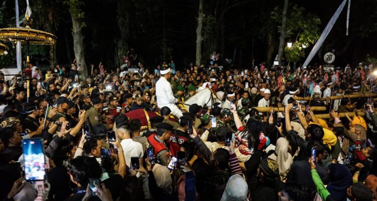 Lautan manusia saat menyaksikan menyaksikan kemegahan Kirab Budaya Milangkala Tatar Sunda, Jumat (8/5/2026) malam, Foto/Diskomonfo Kota Bogor