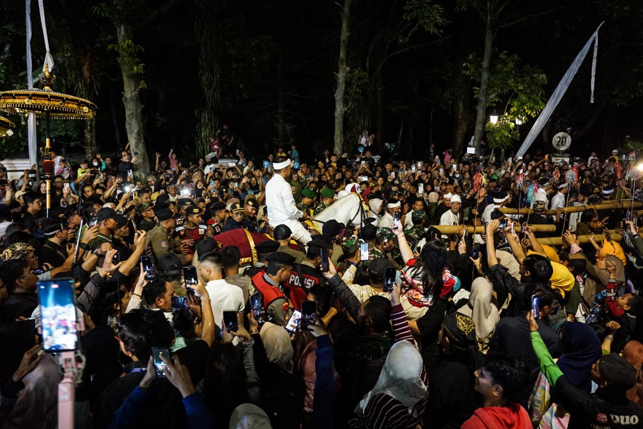 Lautan manusia saat menyaksikan menyaksikan kemegahan Kirab Budaya Milangkala Tatar Sunda, Jumat (8/5/2026) malam, Foto/Diskomonfo Kota Bogor