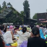 Para pengunjung saat menikmati konser di acara SUnset Kebun Raya Bogor, Foto/Maya Melina