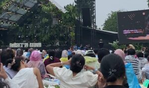 Para pengunjung saat menikmati konser di acara SUnset Kebun Raya Bogor, Foto/Maya Melina