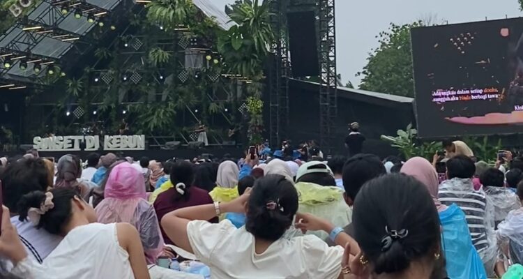 Para pengunjung saat menikmati konser di acara SUnset Kebun Raya Bogor, Foto/Maya Melina