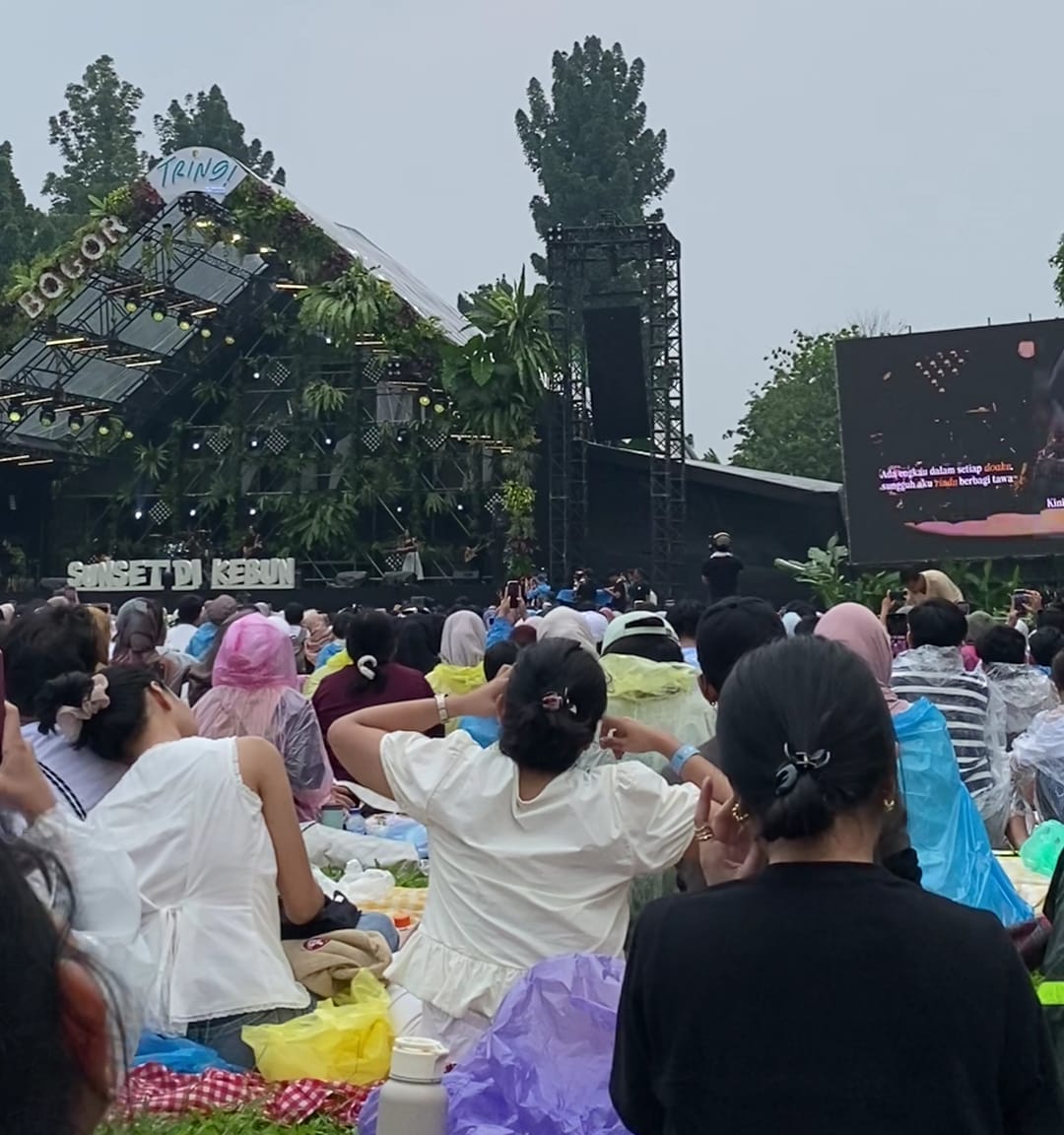 Para pengunjung saat menikmati konser di acara SUnset Kebun Raya Bogor, Foto/Maya Melina