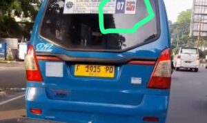Angkot berlebel logo Pemkot Bogor berkeliaran, Foto/Adi Wirman