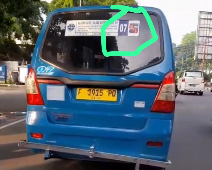 Angkot berlebel logo Pemkot Bogor berkeliaran, Foto/Adi Wirman