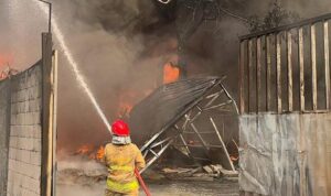 Damkar KAbupatren Bogor saat mengevakuasi gudang oil terbakar, Foto/Isitimewa