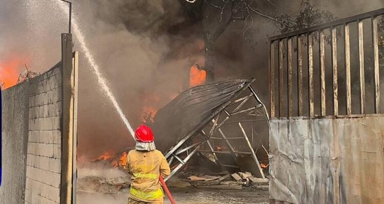 Damkar KAbupatren Bogor saat mengevakuasi gudang oil terbakar, Foto/Isitimewa