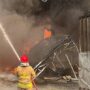 Damkar KAbupatren Bogor saat mengevakuasi gudang oil terbakar, Foto/Isitimewa