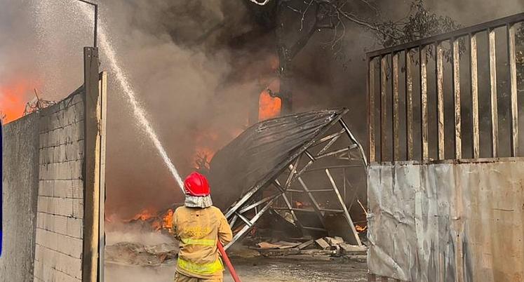 Damkar KAbupatren Bogor saat mengevakuasi gudang oil terbakar, Foto/Isitimewa