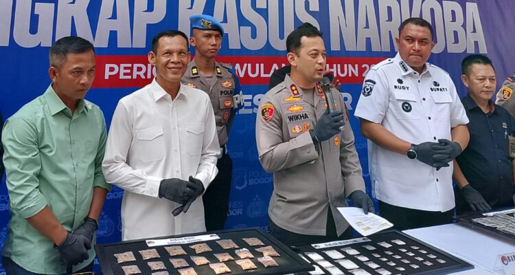 Kapolres Bogor, Whika Ardilestanto bersama Bupati Bogor, Rudy Susmanto saat mengadakan pres rilis pengungkapan ASN Kabupaten Bogor terjerat Narkoba, Foto/ISitimewa