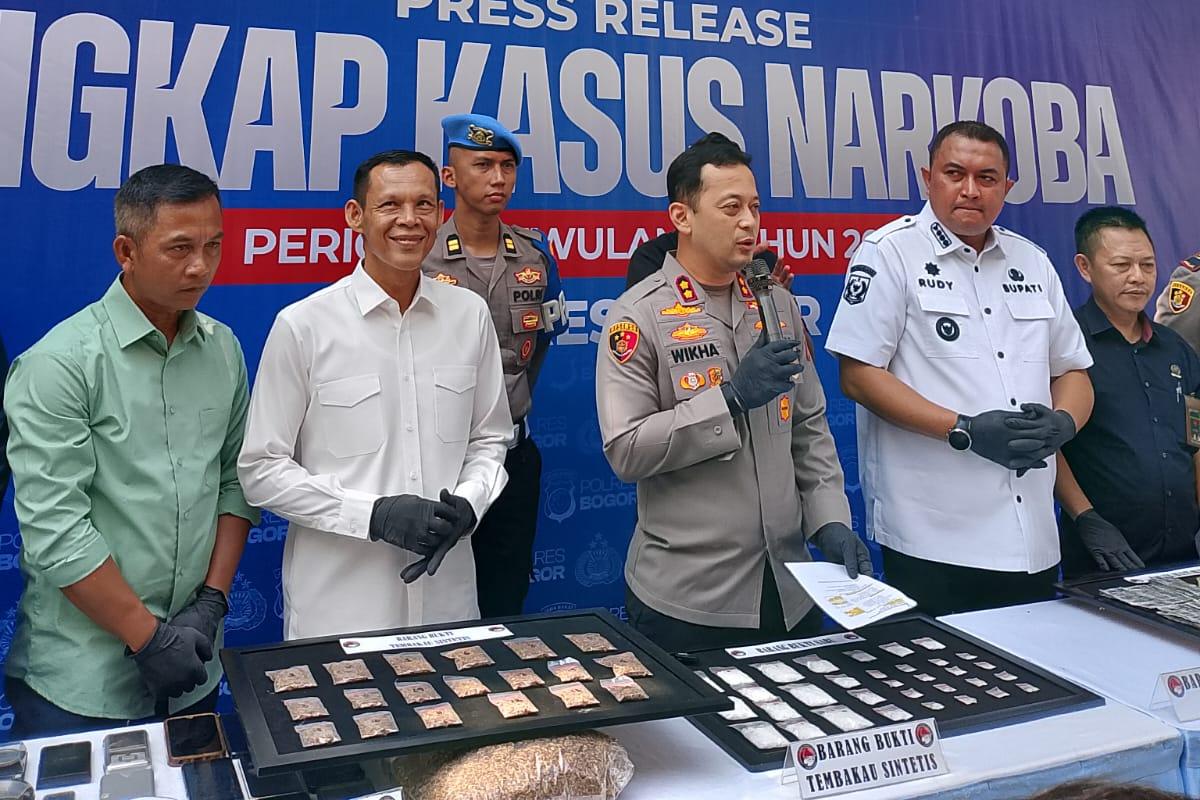 Kapolres Bogor, Whika Ardilestanto bersama Bupati Bogor, Rudy Susmanto saat mengadakan pres rilis pengungkapan ASN Kabupaten Bogor terjerat Narkoba, Foto/ISitimewa