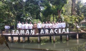 Foto bersama Petingg Kebun Raya Bogor di Taman Araceae, Foto/Maya Melina