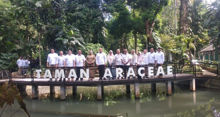 Foto bersama Petingg Kebun Raya Bogor di Taman Araceae, Foto/Maya Melina