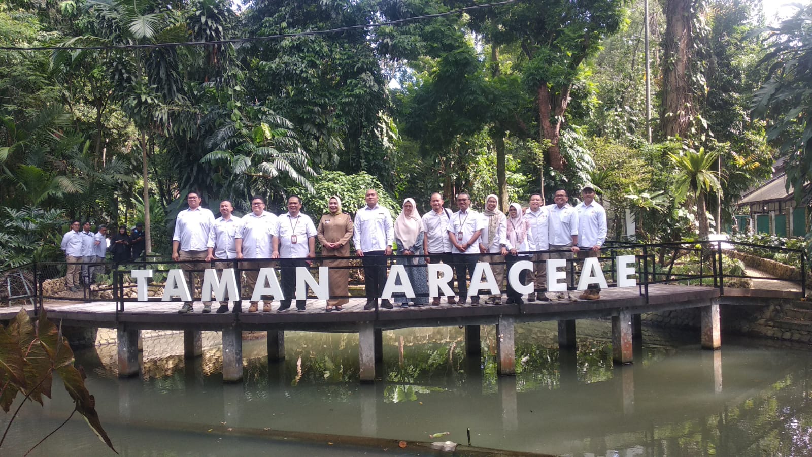 Foto bersama Petingg Kebun Raya Bogor di Taman Araceae, Foto/Maya Melina