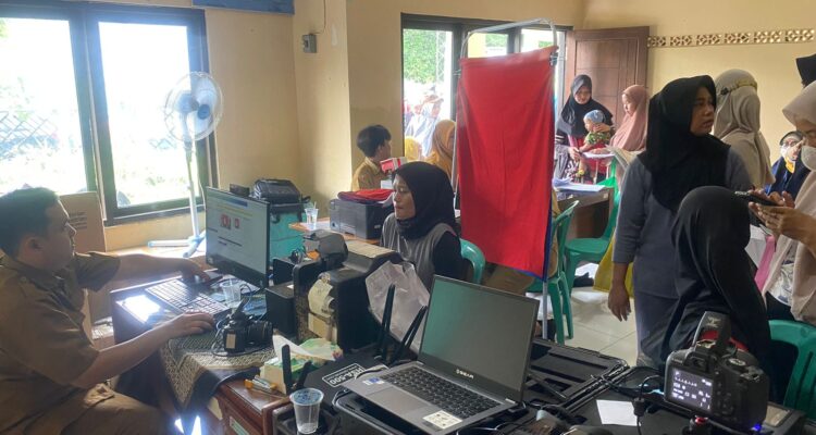 Salah satu pelayanan disdukcapil Bogor di Kelurahan Sukadamai, Foto/Isitimewa