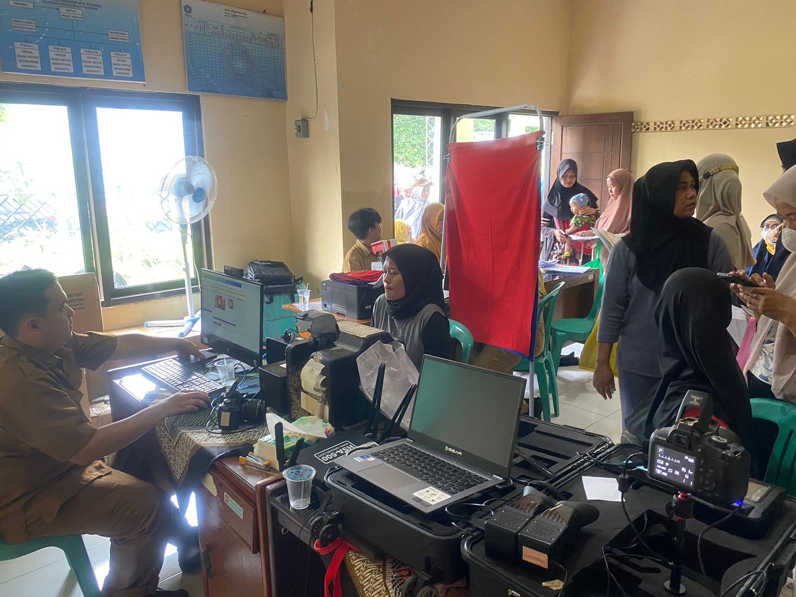 Salah satu pelayanan disdukcapil Bogor di Kelurahan Sukadamai, Foto/Isitimewa