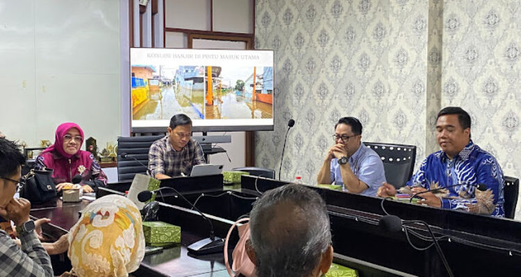 Komisi II Dewan Perwakilan Rakyat Daerah (DPRD) Kota Bekasi menggelar Rapat Kerja untuk menindaklanjuti keluhan warga terkait permasalahan banjir yang kerap melanda Perumahan Dosen IKIP, Setwan DPRD Kota Bekasi