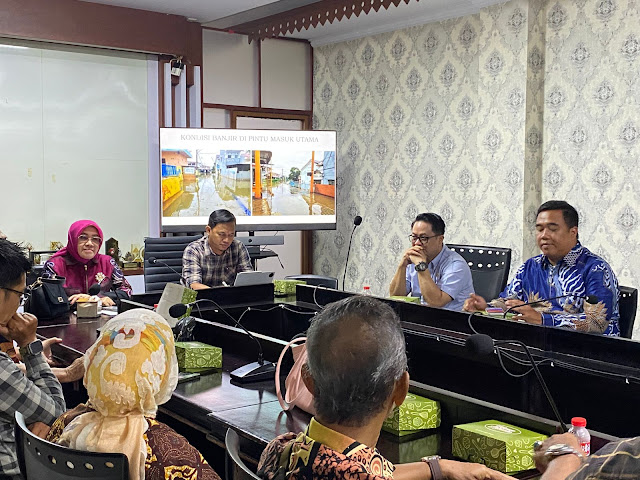 Komisi II Dewan Perwakilan Rakyat Daerah (DPRD) Kota Bekasi menggelar Rapat Kerja untuk menindaklanjuti keluhan warga terkait permasalahan banjir yang kerap melanda Perumahan Dosen IKIP, Setwan DPRD Kota Bekasi
