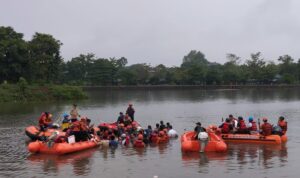 Resccue BPBD Kabupaten Bogor saat mencari ikan sapu sapu di Situ Citatah, Foto/Istimewa Resccue BPBD Kabupaten Bogor saat mencari ikan sapu sapu di Situ Citatah, Foto/Istimewa