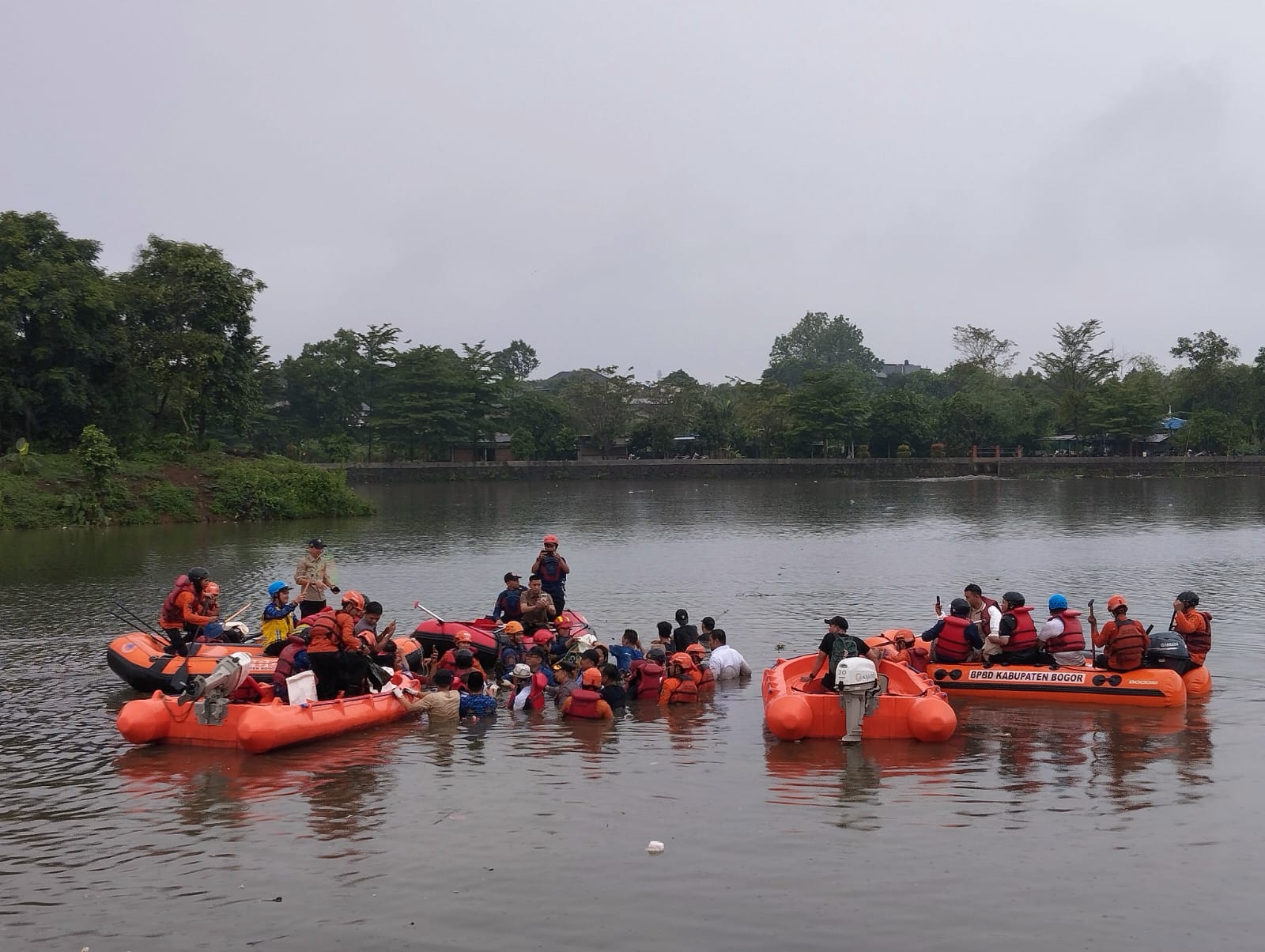 Resccue BPBD Kabupaten Bogor saat mencari ikan sapu sapu di Situ Citatah, Foto/Istimewa