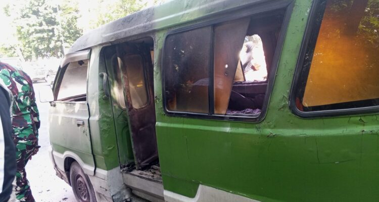 Satu unit angkutan kota (angkot) jurusan Salabenda–Pasar Anyar hangus terbakar, Foto/Isitimewa