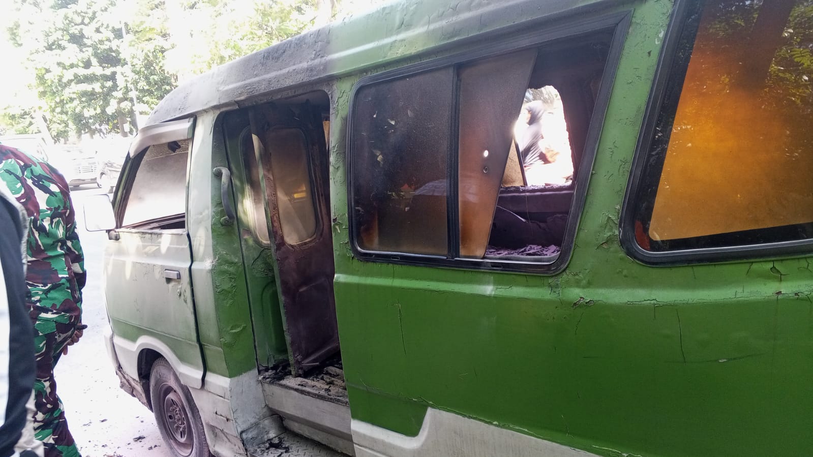 Satu unit angkutan kota (angkot) jurusan Salabenda–Pasar Anyar hangus terbakar, Foto/Isitimewa