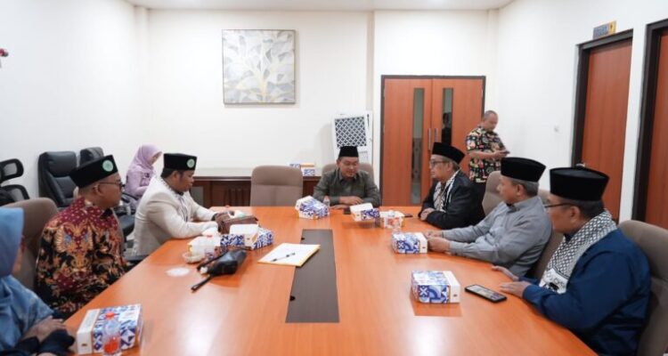 Ketua DPRD Kota Bekasi, Dr. Sardi Efendi, S.Pd., M.M., menerima kunjungan audiensi dari dua organisasi kemasyarakatan yang berbeda, Foto/Setwan DPRD Kota Bekasi