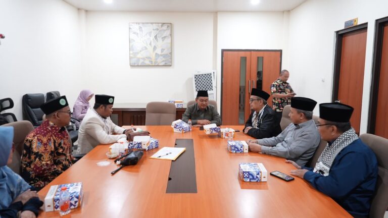 Ketua DPRD Kota Bekasi, Dr. Sardi Efendi, S.Pd., M.M., menerima kunjungan audiensi dari dua organisasi kemasyarakatan yang berbeda, Foto/Setwan DPRD Kota Bekasi