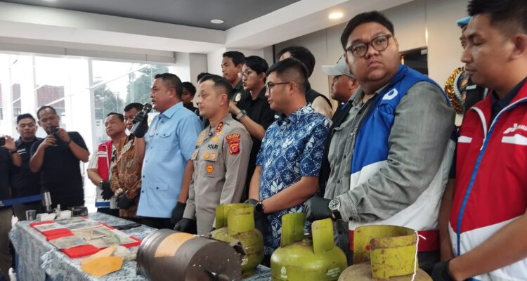 Polres Bogor bersama Pemerintah Kabupaten Bogor, dan DPRD Kabupaten Bogor saat melakukan pres rilis kasus tindak pidana terkait penyalahgunaan bahan bakar minyak (BBM) dan gas LPG subsidi, Foto/Isitimewa