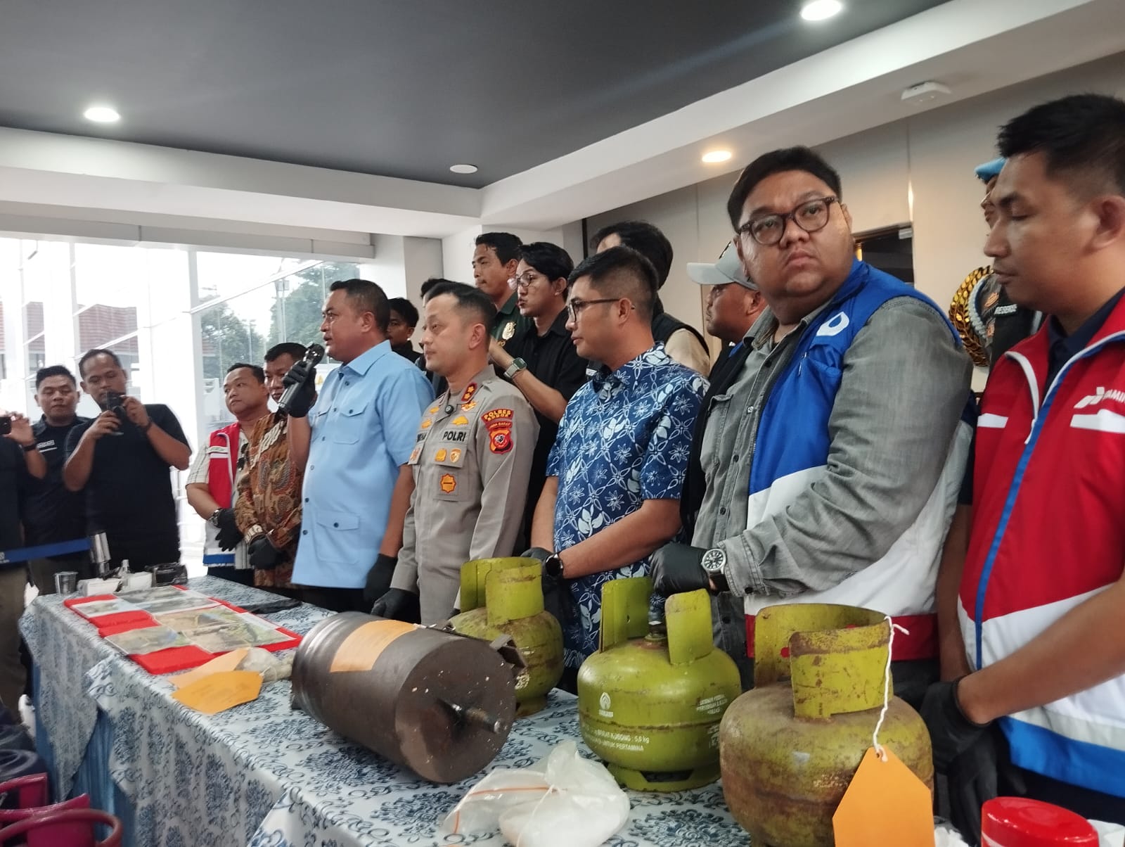 Polres Bogor bersama Pemerintah Kabupaten Bogor, dan DPRD Kabupaten Bogor saat melakukan pres rilis kasus tindak pidana terkait penyalahgunaan bahan bakar minyak (BBM) dan gas LPG subsidi, Foto/Isitimewa