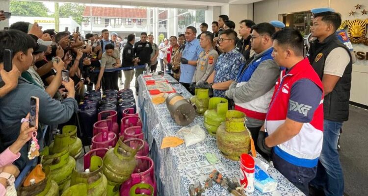 Polres Bogor bersama Pemerintah Kabupaten Bogor saat melakukan pres rilis pengungkapan Tambang Ilegal, Foto/Isitimewa