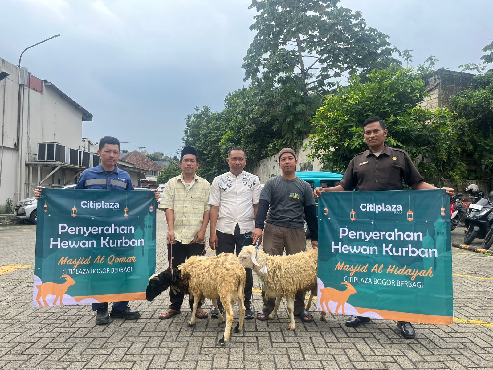 Pneyerahan hewan Qyrban dari Citiplaza Bogor kepada melalui Masjid Al Qomar dan Masjid Al Hidayah. Foto/Adiwirman
