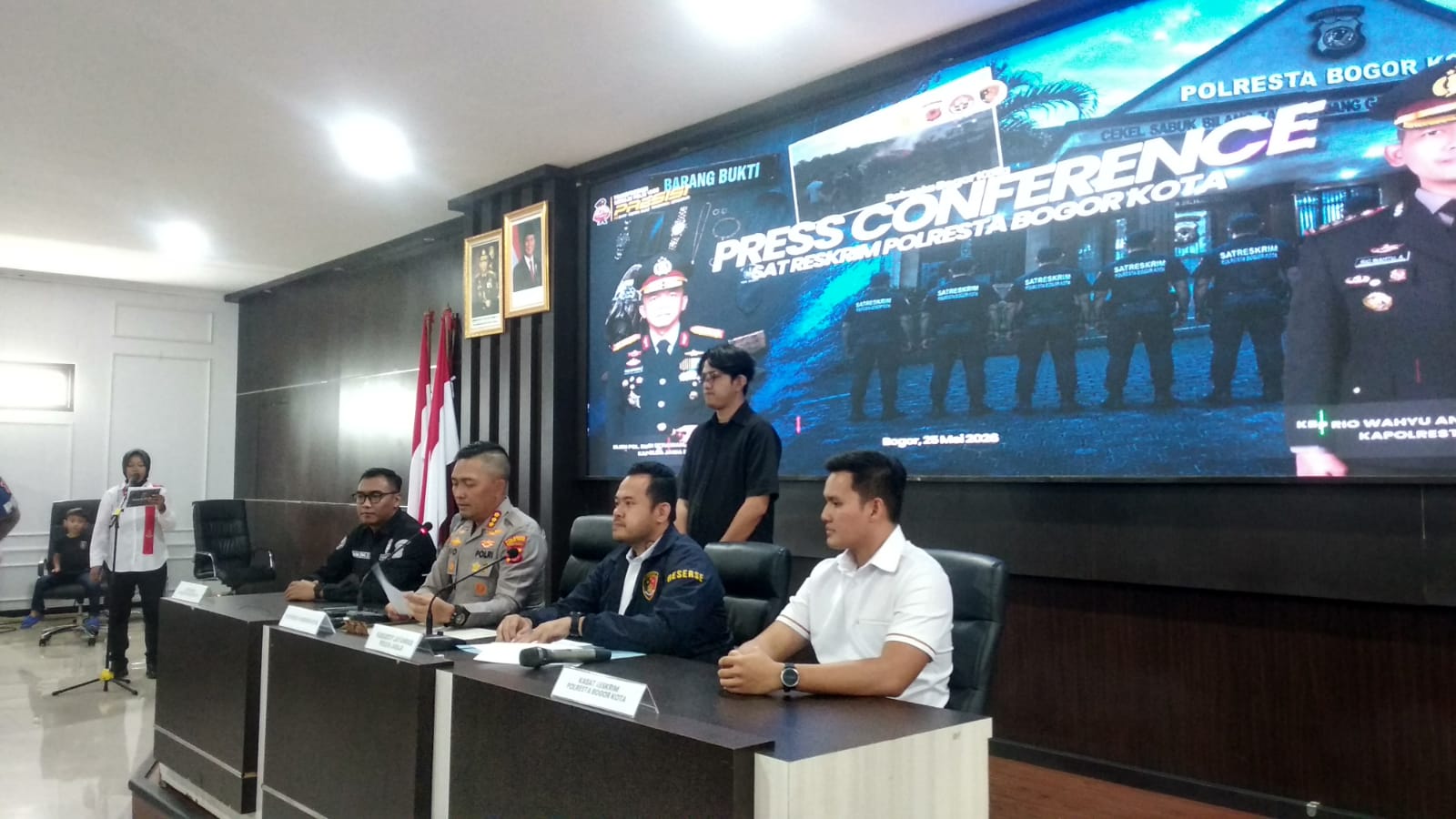 Polisi melakukan pres rlis terkait kasus pembunuhan terhadap wanita yang mayatnya di buang ke Jalan Sholeh Iskandar, Foto/ISitimewa