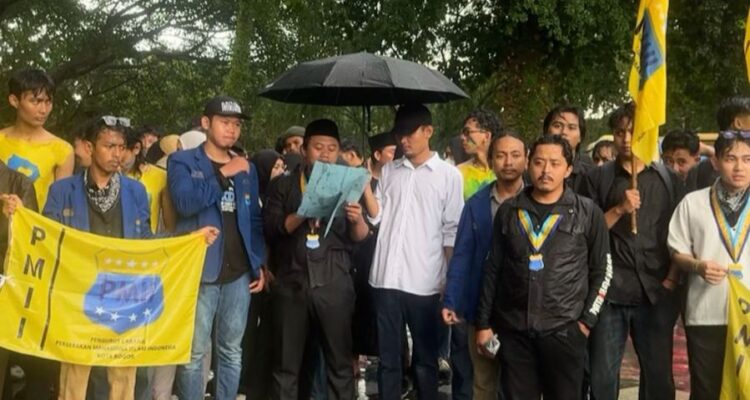 Pengurus cabang PMII Kota Bogor saat menggelar aksi demontrasi di Balaikota Bogor, Foto/Isitimewa