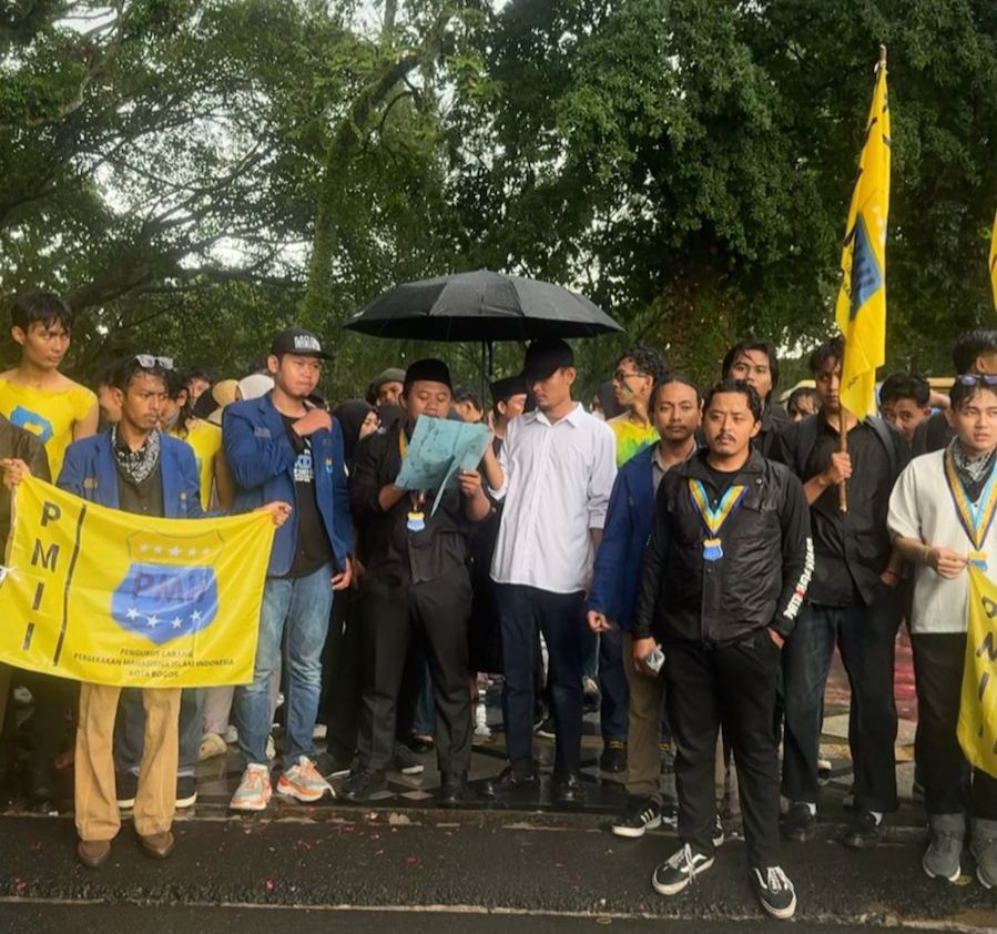 Pengurus cabang PMII Kota Bogor saat menggelar aksi demontrasi di Balaikota Bogor, Foto/Isitimewa