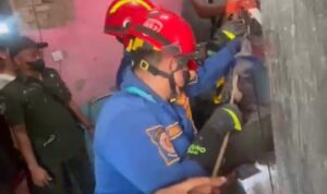 Rescue Damkar Kabupaten Bogor saat mengevakuasi seorang pria yanmg tewas tenggelam dan tenggelam di dalam sumur,Foto/Istimewa