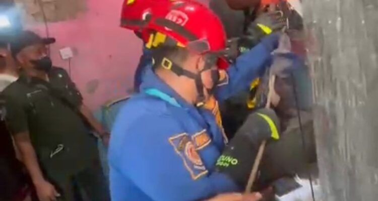 Rescue Damkar Kabupaten Bogor saat mengevakuasi seorang pria yanmg tewas tenggelam dan tenggelam di dalam sumur,Foto/Istimewa