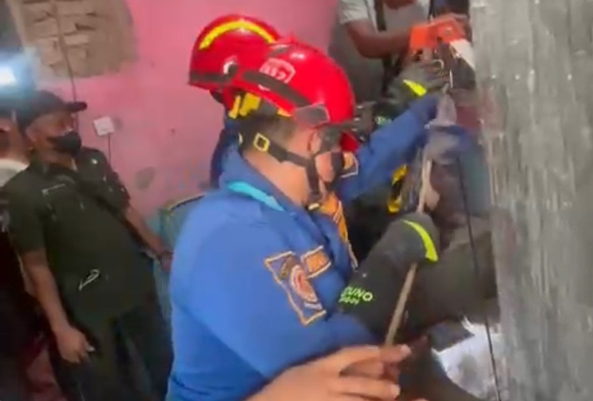 Rescue Damkar Kabupaten Bogor saat mengevakuasi seorang pria yanmg tewas tenggelam dan tenggelam di dalam sumur,Foto/Istimewa