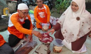 Kader PKS Bogor Utara, Endah Purwanti saat menghadiri pembagian hewan kurban, Foto/Isitimewa