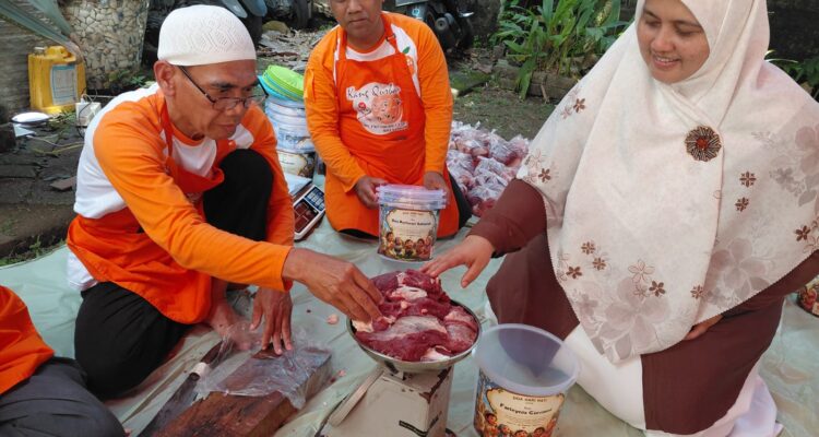 Kader PKS Bogor Utara, Endah Purwanti saat menghadiri pembagian hewan kurban, Foto/Isitimewa