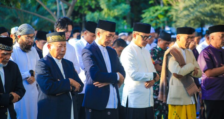 Wali Kota Dedie A Rachim saat melaksanakan sholat ied, Foto/Diskominfo Kota Bogor