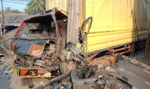 Kondisi kendaraan Mitsubishi Light Truck Box bernomor polisi A-9208-FL dengan sepeda motor Honda Scoopy bernomor polisi F-3747-FEW yang alami kecelakaan, Foto/Isitimewa