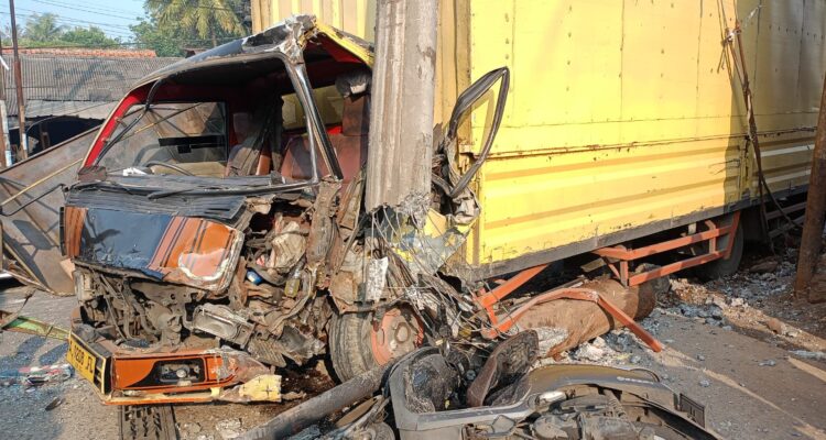 Kondisi kendaraan Mitsubishi Light Truck Box bernomor polisi A-9208-FL dengan sepeda motor Honda Scoopy bernomor polisi F-3747-FEW yang alami kecelakaan, Foto/Isitimewa