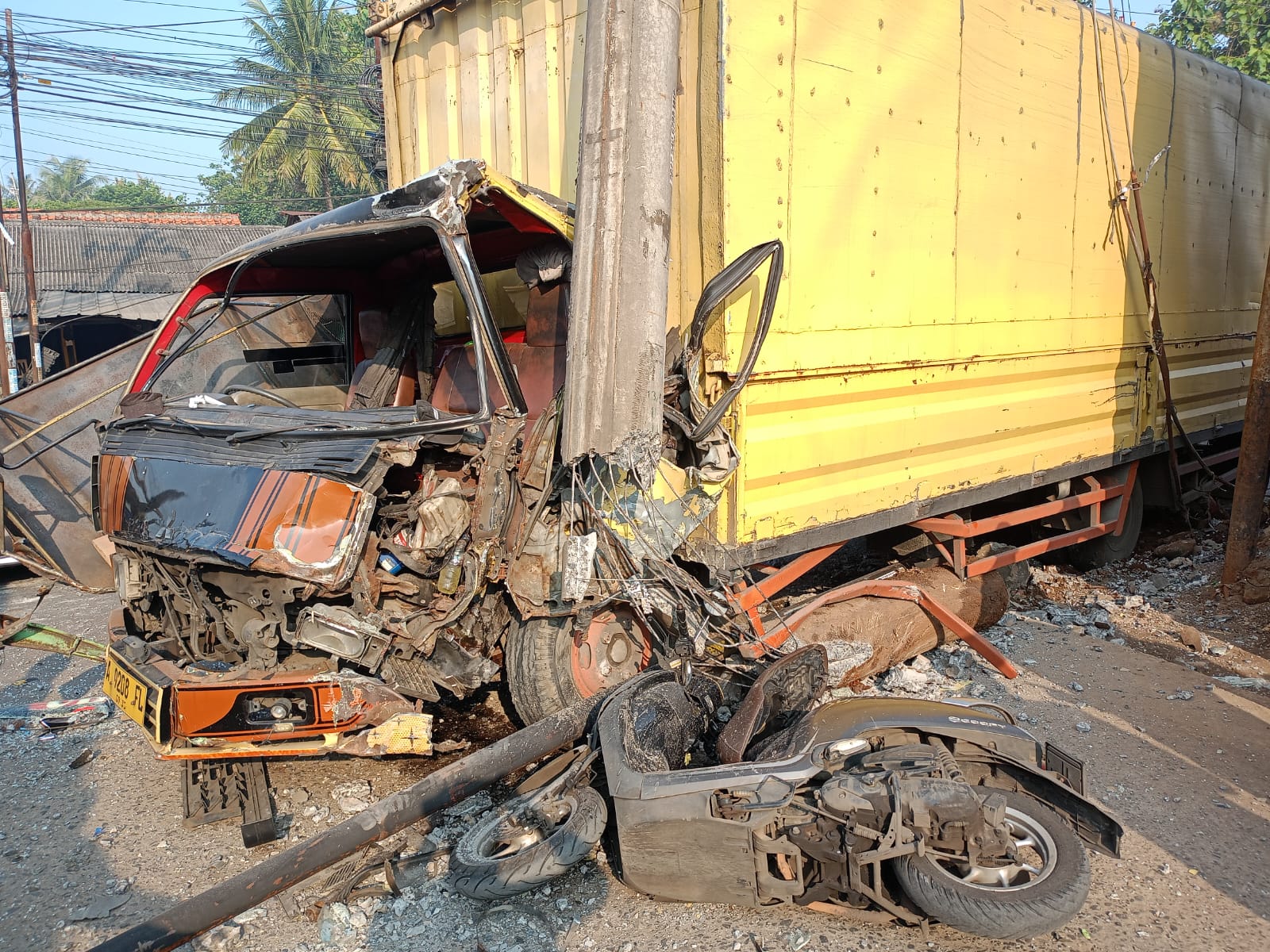 Kondisi kendaraan Mitsubishi Light Truck Box bernomor polisi A-9208-FL dengan sepeda motor Honda Scoopy bernomor polisi F-3747-FEW yang alami kecelakaan, Foto/Isitimewa