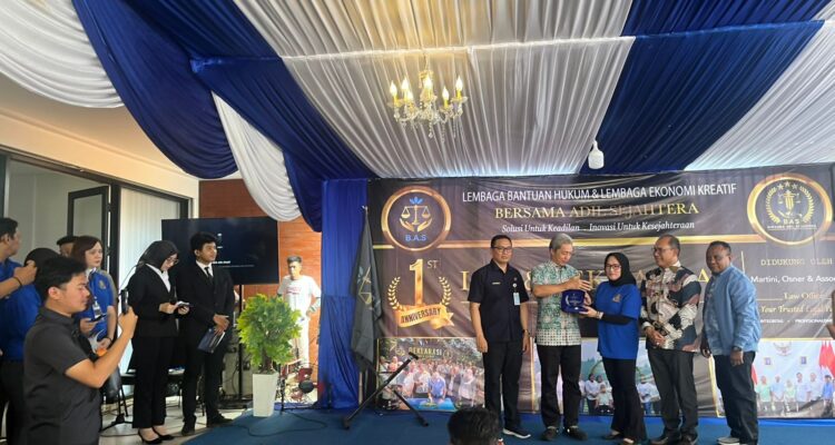 Wali Kota Bogor, Dedie A Rachim bersama Lembaga Bantuan Hukum (LBH) dan Lembaga Ekonomi Kreatif Bersama Adil Sejahtera (BAS) resmi mengoperasikan kantor sekretariat baru yang terintegrasi dengan Kantor Hukum Martini Osner & Associates di Bogor, Foto/Adi Wirman