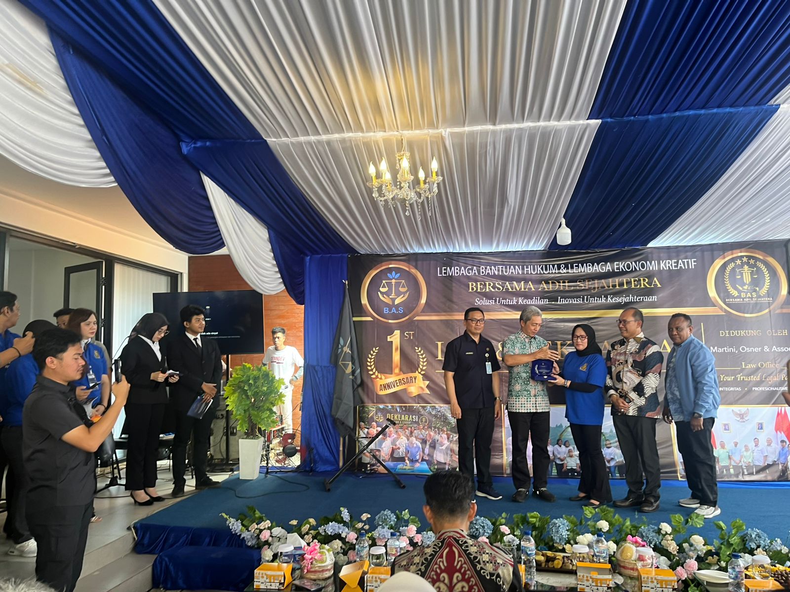Wali Kota Bogor, Dedie A Rachim bersama Lembaga Bantuan Hukum (LBH) dan Lembaga Ekonomi Kreatif Bersama Adil Sejahtera (BAS) resmi mengoperasikan kantor sekretariat baru yang terintegrasi dengan Kantor Hukum Martini Osner & Associates di Bogor, Foto/Adi Wirman